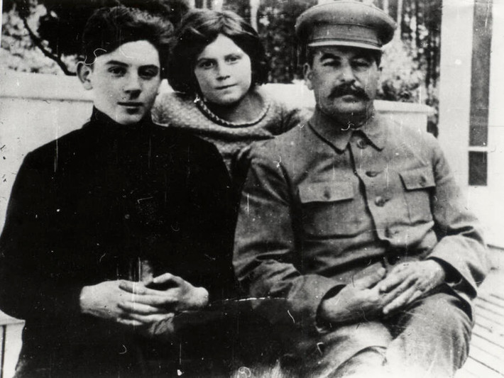 Sinh ngày 21/3/1921 tại Moscow, Vasily Stalin được biết đến là con trai út của nhà lãnh đạo Joseph Stalin với người vợ thứ hai là Nadezhda Allilueva. Do có bố là người đàn ông quyền lực trong chính quyền Liên Xô nên ngay từ khi còn nhỏ Vasily được dạy dỗ nghiêm khắc.