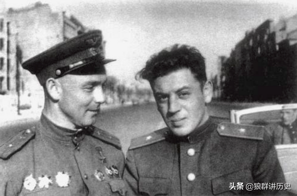 Thế nhưng, đến năm 1952, nhà lãnh đạo Stalin ra lệnh cách chức Tư lệnh Không quân Quân khu Moscow của con trai. Lý do là vì Vasily mắc lỗi thiếu trinh sát thời tiết trong cuộc diễu hành trên không trong ngày Quốc tế Lao động 1/5. Sự việc này dẫn đến vụ tai nạn nghiêm trọng khiến phi công máy bay ném bom Il-28 tử vong.