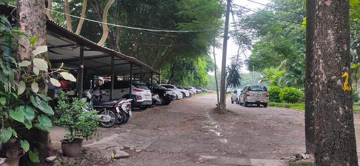 Chỗ trống trong công viên được tận dụng làm bãi trông xe ô tô.