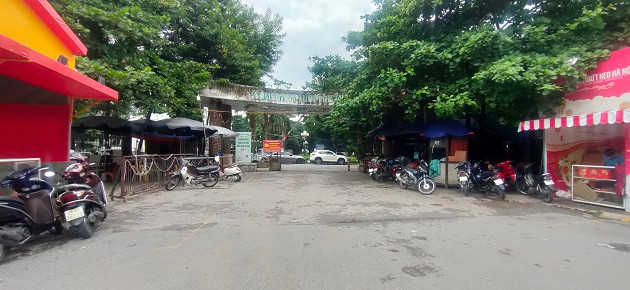 Công viên có phía Bắc giáp đường Trần Khát Chân, phía Nam giáp đường Thanh Nhàn, phía Đông giáp đường Kim Ngưu, phía Tây giáp đường Võ Thị Sáu, do Công ty TNHH MTV Đầu tư và Dịch vụ Tuổi trẻ Hà Nội xây từ năm 2002. Tuy nhiên, chỉ sau 3 năm khai thác, công viên đã buộc phải đóng cửa và bỏ hoang từ đó đến nay.