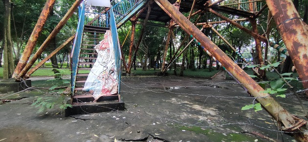 Phía bên ngoài vòng quay mặt trời được rào dây thép gai, nghiêm cấm người dân lại gần.