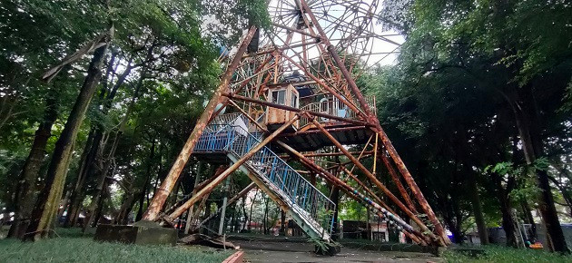 “Vòng quay mặt trời” là một hạng mục lớn trong quần thể vui chơi giải trí được xây dựng trong công viên Tuổi trẻ Thủ đô, bây giờ trở thành khối sắt hoen rỉ, mục ruỗng, có nguy cơ đổ sập bất cứ lúc nào.