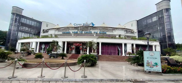 Nằm tại vị trí cổng vào của công viên Tuổi trẻ Thủ đô là công trình Trung tâm tổ chức sự kiện Cung Xuân.
