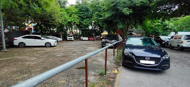 Trong khuôn viên công viên xuất hiện nhiều bãi trông giữ ô tô tự phát.