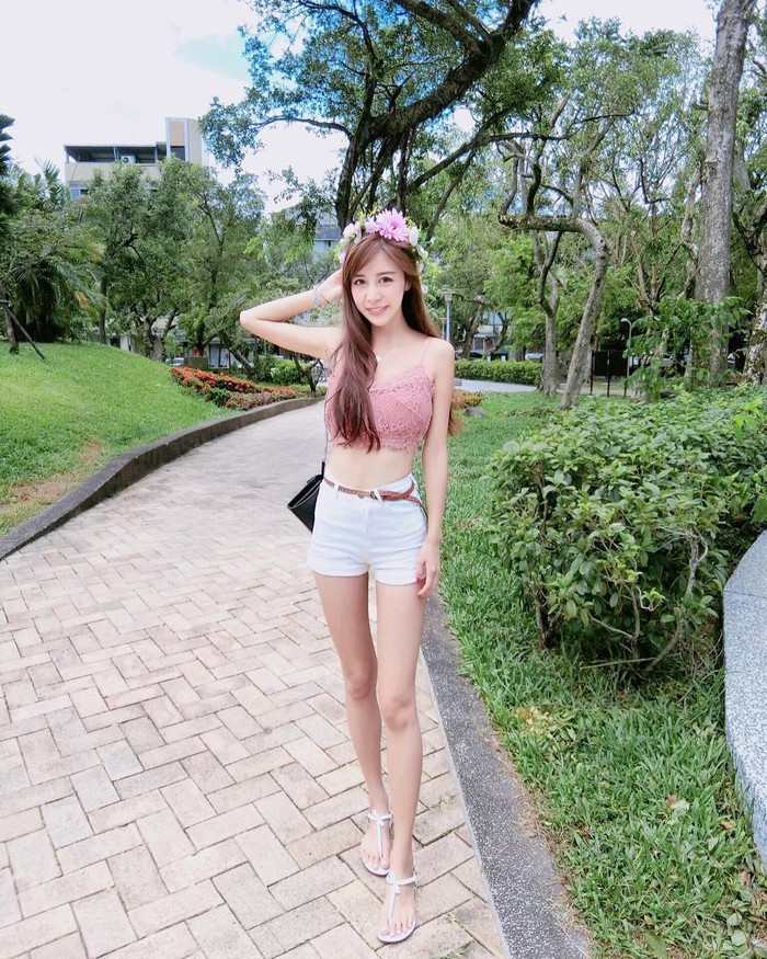 Rita Kao phối áo bratop phối với quần short khoe chân dài miên man.