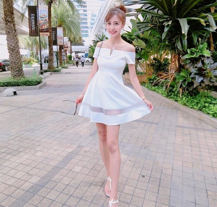 Khi xuống phố, người đẹp mặc chiếc đầm trễ vai nữ tính.