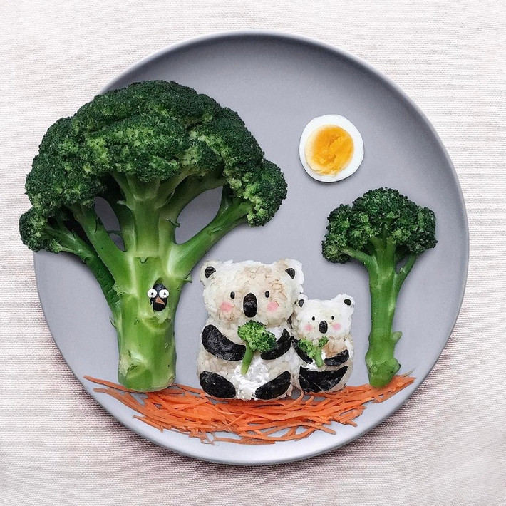 Hai mẹ con gấu trúc dễ thương làm từ cơm nắm, rong biển khô và súp lơ xanh, cà rốt.