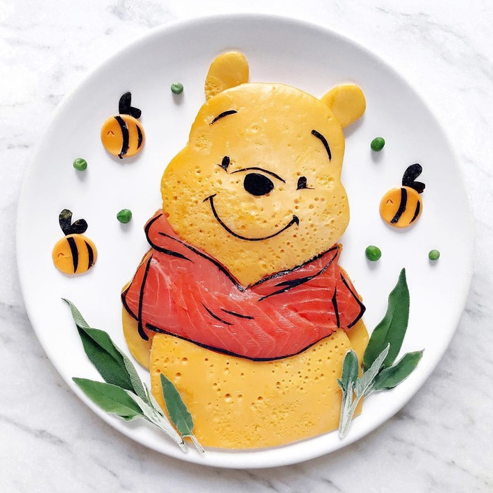 Chú gấu Pooh được tạo nên từ trứng rán và cá hồi.