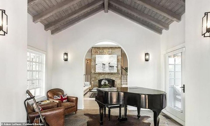 Cây đàn piano được đặt ngay ngắn trong căn biệt thự, nơi giúp Selena thỏa sức sáng tạo.