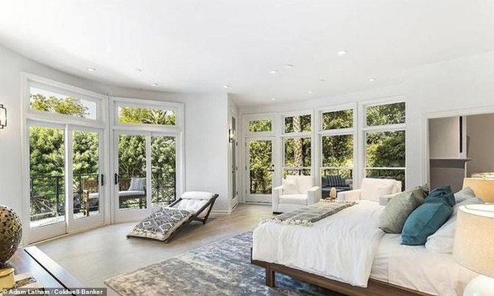 Biệt thự dáng tròn gồm 3 tầng, các phòng đều có view hướng vườn và đồi cây.
