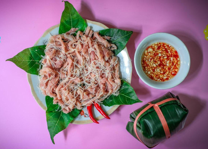 Nem Yên Mạc được truyền lại từ đời nào không rõ, nhưng những người sành ăn ở đây đã biết đến từ lâu. Ngày nay, nem Yên Mạc đã vươn xa, có mặt ở nhiều khách sạn, nhà hàng cả trong và ngoài tỉnh. Món này phải ăn kèm với chút lá ổi, lá sung, cùng rau thơm cuộn lại, chấm với nước mắm chanh, cho thêm một ít ớt, tỏi và hạt tiêu.