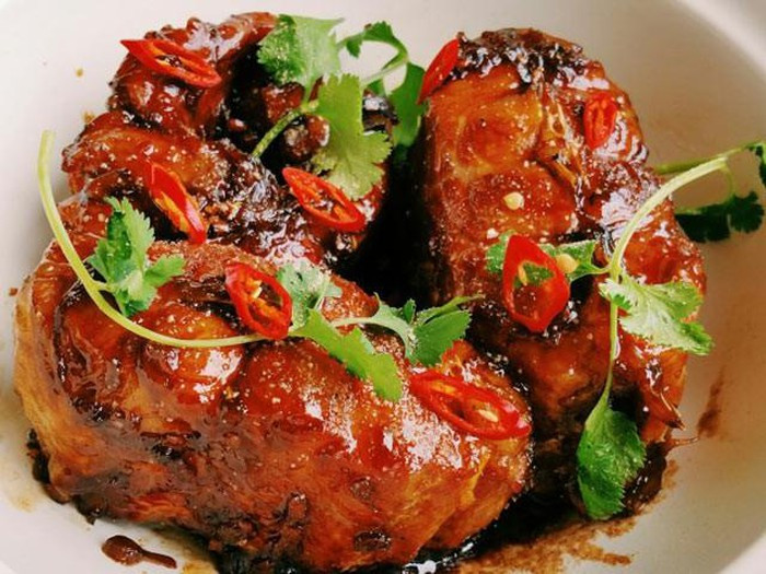 Cá kho gáo: Gáo là một cây tầm nổi mọc ở ven suối, ngoài việc có tác dụng làm thuốc chữa bệnh thì gáo còn được dùng để nấu ăn rất ngon. Quả gáo có vị chua, hơi ngọt và có mùi thơm nên khi kho với cá sẽ làm mất đi vị tanh của cá. Chính vì thế, mà cá kho gáo là một món ngon Ninh Bình có hương vị rất đặc biệt.