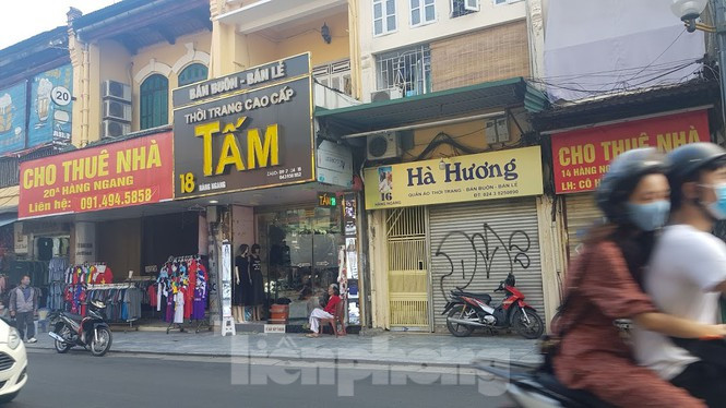 Điều đáng nói, theo ghi nhận của PV sau 1 tuần nới lỏng giãn cách xã hội trên các tuyến phố đắt đỏ vốn nhộn nhịp này vẫn trong tình trạng đìu hiu, tại nhiều vị trí đắc địa chủ nhà đang treo biển tìm khách thuê nhà, sang nhượng mặt bằng nhưng vẫn không có người thuê.