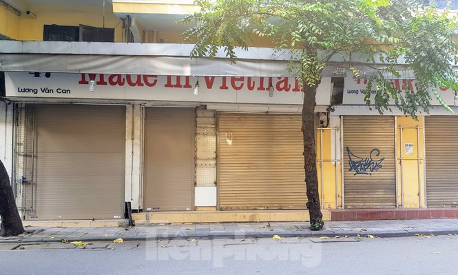 Hàng loạt cửa hàng tại những tuyến phố kinh doanh nhộn nhịp trước đây hiện vẫn "cửa đóng then cài" sau 1 tuần nới lỏng cách ly xã hội.