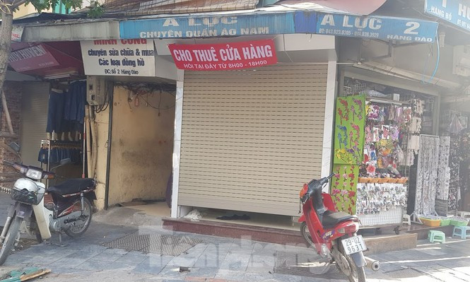 Đi dọc dãy phố Hàng Đào, Hàng Ngang... sẽ luôn bắt gặp những tấm biển treo cho thuê như thế này. Đây là khu vực có mức giá thuê mặt bằng cao nhất tại Hà Nội, khi giá thuê lên đến vài chục triệu, thậm chí vài trăm triệu đồng/tháng tùy từng diện tích hay thuê nguyên căn.