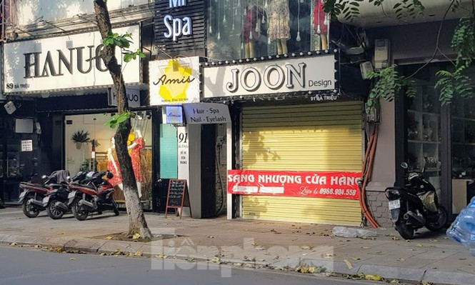 Ngoài khu vực phố cổ, những con đường mua sắm như Chùa Bộc, Phạm Ngọc Thạch (quận Đống Đa), phố Huế, Bà Triệu (quận Hai Bà Trưng),... cũng đang chịu cảnh mặt bằng bị trả hàng loạt và đang treo biển cho thuê nhà, sang nhượng cửa hàng.