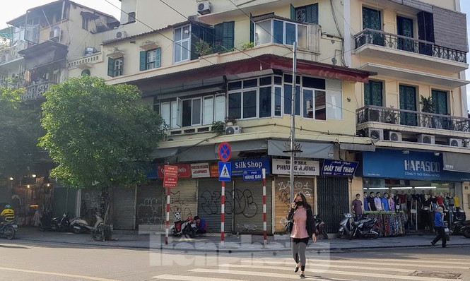 Tuyến phố Hàng Đào, Hàng Ngang, Hàng Đường, Hàng Gai, Lương Văn Can… nằm trong khu vực phố cổ Hà Nội vốn được mệnh danh là tuyến phố "kim cương" bởi bất động sản mặt phố ở khu vực này có giá lên đến cả tỷ đồng/m2, đắt ngang ngửa Tokyo, New York... Tại đây hoạt động kinh doanh luôn sầm uất, mặt bằng trống hở ra có người thuê.