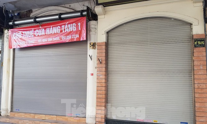Tại nhiều vị trí liên tiếp trên phố Hàng Ngang, Hàng Đào, Lương Văn Can.. đều được chủ nhà treo biển “cho thuê nhà”, “sang nhượng mặt bằng”.