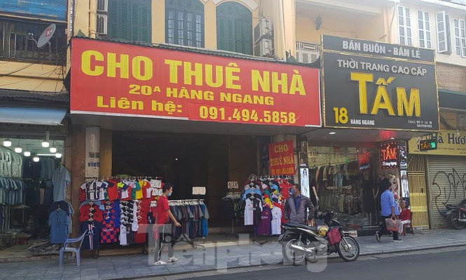 Một ngôi nhà 2 tầng nằm trên phố Hàng Ngang có mặt bằng 160m2 vẫn chật vật tìm khách thuê nhà. Chủ nhà cho biết, giá thuê cả ngôi nhà là 200 triệu đồng/tháng và miễn phí tiền thuê tháng đầu để hỗ trợ khách hàng trong mùa dịch. Thế nhưng, tấm biển “cho thuê nhà” đã được căng lên từ lâu nhưng vẫn chưa có người thuê, hiện người dân đang tận dụng mặt bằng để bán quần áo.
