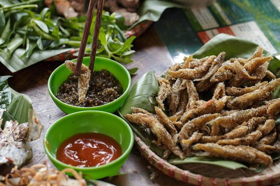 Cá suối: Món cá suối Mộc Châu có nguyên liệu là những chú cá suối có mình và miệng tròn vo, thân hình bé như ngón tay được đánh bắt đem về chiên vàng hoặc kẹp vào thanh tre đem nướng trên bếp than hồng. Khi cá chín có mùi thơm của thịt, lớp thịt chín vàng và ngọt. Cá nướng được chấm với nước mắm ăn cả đầu lẫn xương nhai giòn tan. Ảnh: Internet.