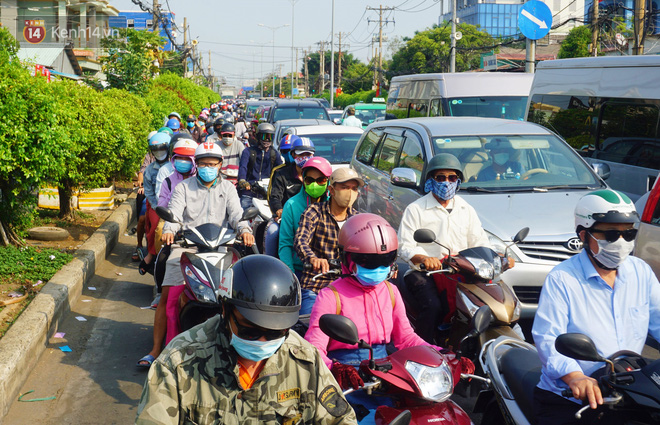 Tại bến phà Cát Lái, xe máy nối đuôi nhau chờ qua phà dài hơn 100m, đây là nút giao thông quan trọng để di chuyển về Đồng Nai, Vũng Tàu. Trước đó trong chiều 29/4, tình trạng kẹt cứng cũng diễn ra khi lượng người tham gia giao thông lớn.