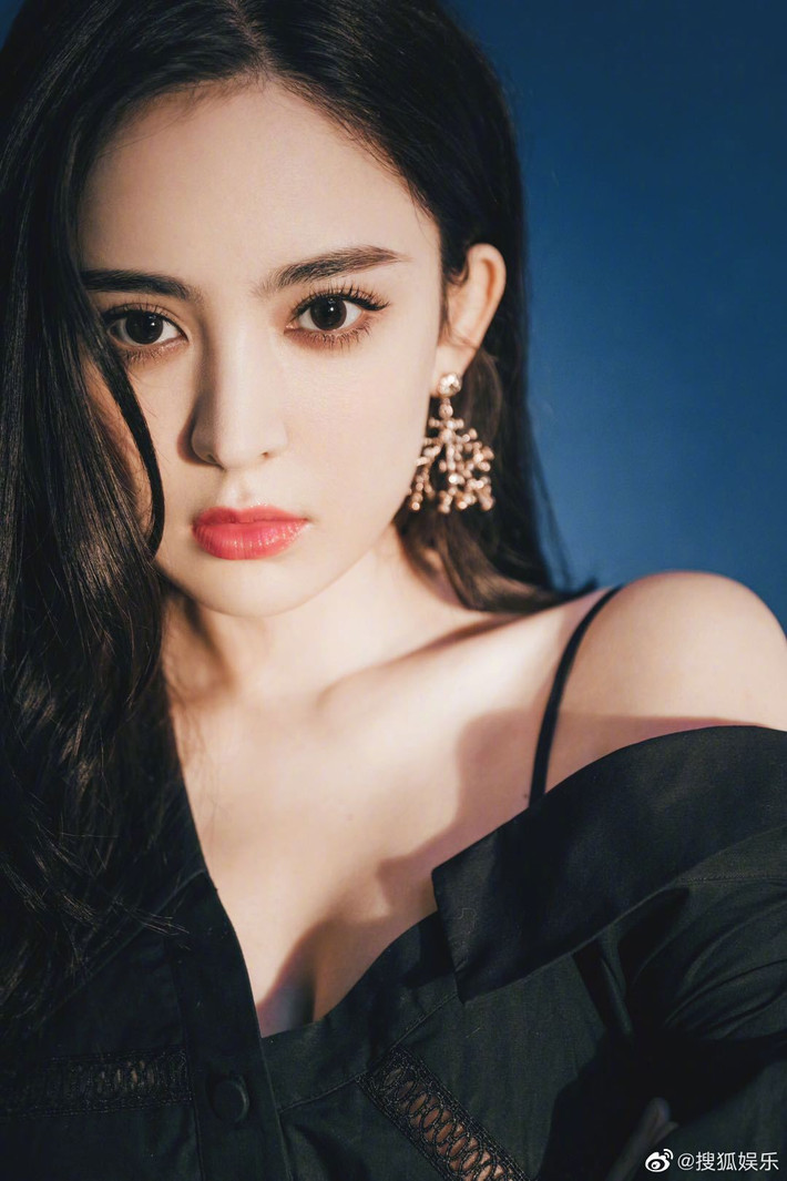Dù lựa chọn trang phục gợi cảm nữ tính hay sành điệu, Cổ Lực Na Trát luôn biết trang điểm và để kiểu tóc phù hợp với set đồ.