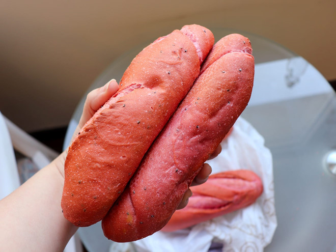 Bên cạnh bánh burger corona, bánh mì thanh long cũng từng thu hút sự chú ý của các cơ quan thông tấn quốc tế.