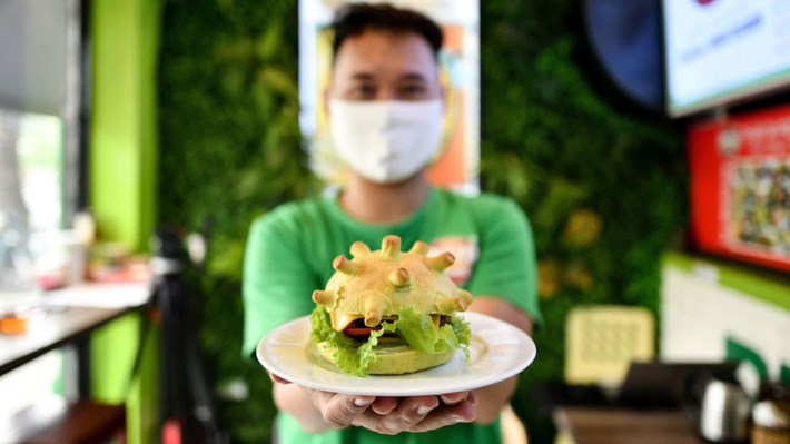 Trả lời phỏng vấn Reuters, anh Tùng cho biết: "Những chiếc bánh mì kẹp thịt mô phỏng hình ảnh của virus corona mang thông điệp con người có thể loại bỏ nỗi sợ hãi khỏi căn bệnh truyền nhiễm".
