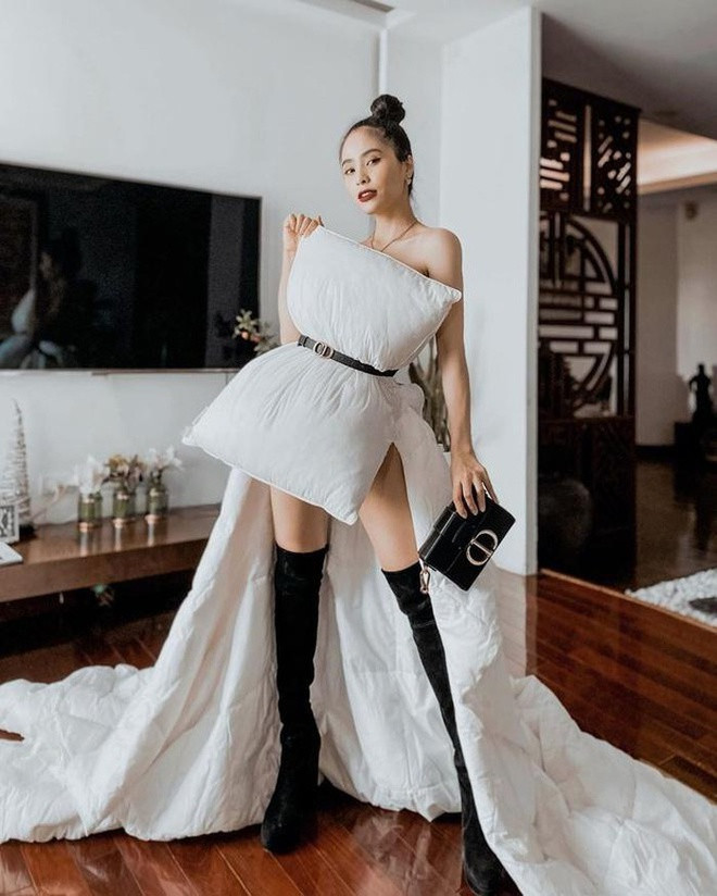 Ca nương Kiều Anh cũng có cách mix&match sáng tạo với chăn ngủ.