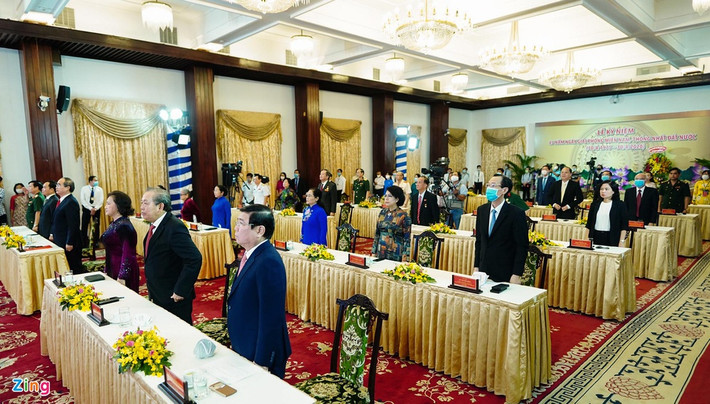 Để đảm bảo an toàn trong phòng chống dịch Covid-19, các đại biểu được sắp xếp ngồi cách xa nhau.