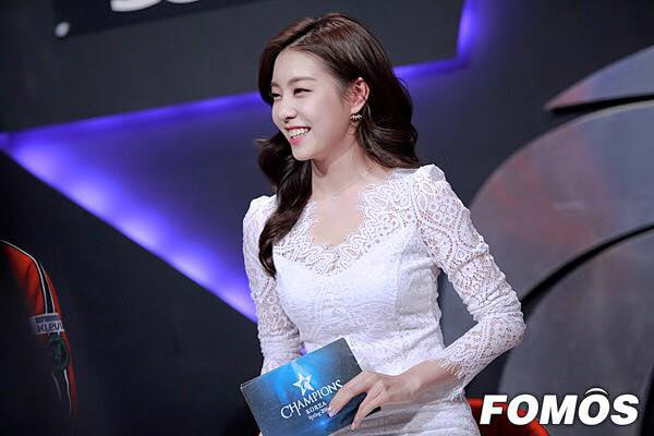 Cho Eun Jung là phát thanh viên nổi tiếng và được biết đến là một trong “Tứ đại mỹ nhân” trong làng Liên Minh Huyền Thoại Hàn Quốc. Cô từng host chương trình “Champions Korea” từ năm 2014 – 2016.