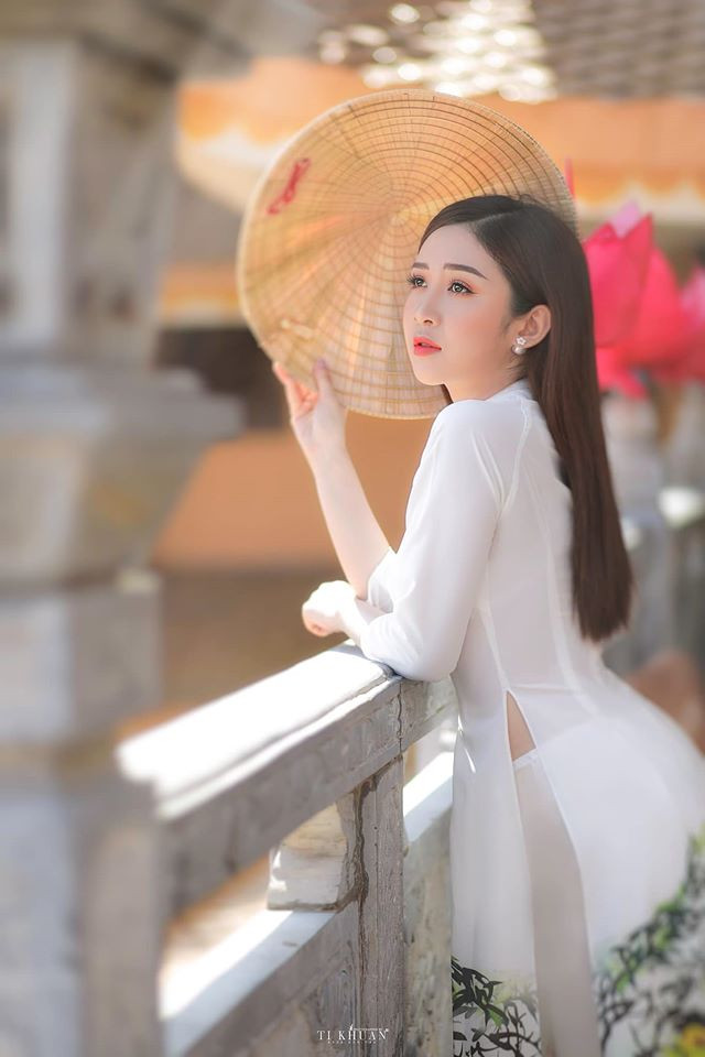 Nữ MV của VTV khoe vẻ dịu hiền trong tà áo dài trắng truyền thống. Ảnh: FBNV. Video "Minh Hằng chia sẻ về phong cách thời trang". Nguồn: VTC.