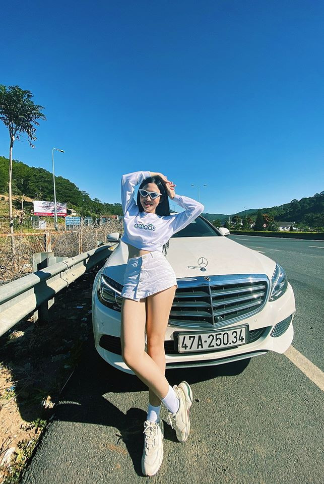 Áo thun dáng croptop phối với chân váy ngắn giúp cô khoe đôi chân dài ấn tượng.
