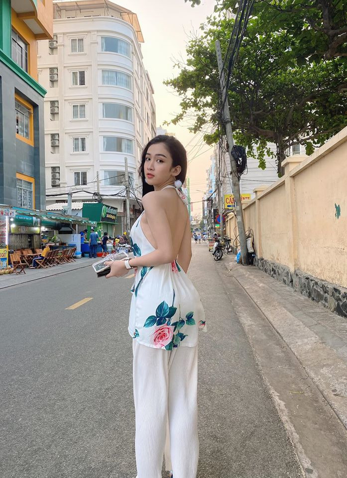Gu thời trang đời thường của Mỹ Chi khá quyến rũ, trẻ trung và năng động.