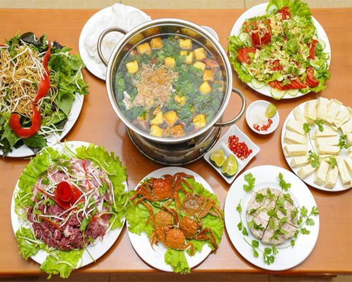 Cách nấu lẩu thập cẩm ngon: Gà làm sạch, chặt miếng vừa ăn. Thịt bò thái mỏng; tôm, mực, ngao rửa sạch, mực thái miếng. Tất cả xếp lên đĩa.