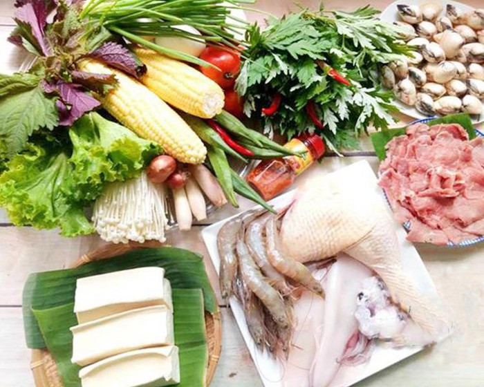 Nguyên liệu làm lẩu thập cẩm (Cho 5-6 người ăn): Gà 500g, tôm: 300g, mực: 500g, ngao 500g, thịt bò 200g, đậu phụ: 3 bìa, rau, nấm tươi, đậu bắp, trứng lộn: 3 quả...