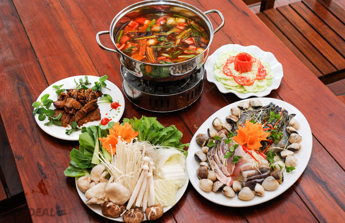 Sau khoảng 30-45 phút cho nước dùng ra nồi lẩu, đập 3 quả trứng vịt lộn vào đun nhỏ lửa vào đun, nêm nếm gia vị vừa miệng cùng ít sa tế. Sau đó cho phần cà chua - sả vừa xào vào đun cùng.