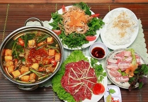 Bật bếp, đun nồi nước dùng cho sôi lại rồi sau đó thả ngao, thịt gà, ngô ngọt, ít nấm vào trước. Khi các nguyên liệu chín rồi mới nhúng rau và các thực phẩm còn lại.