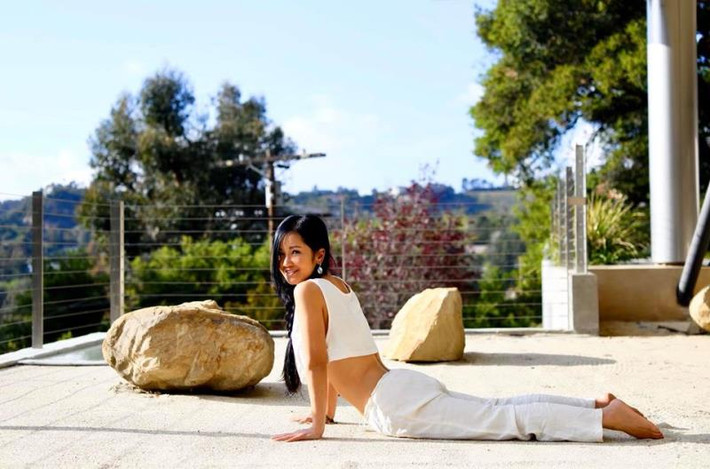 Mới đây, Hồng Nhung vừa chia sẻ những hình ảnh cô tập yoga tại khu vườn trong ngôi biệt thự mới ở Mỹ. Nữ ca sĩ và hai con hiện đang sống trong ngôi biệt thự tại Hollywood (Mỹ).