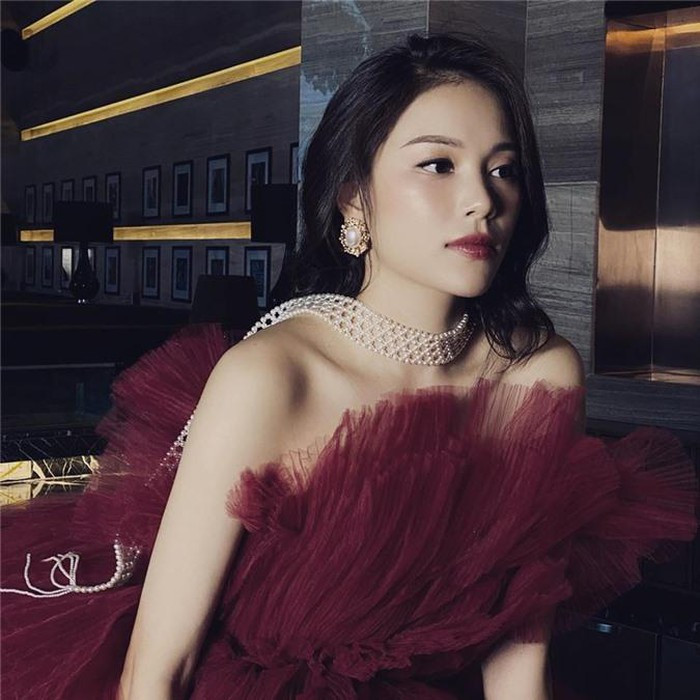 Cô nàng có nhiều món hàng hiệu đắt giá, thường xuyên đi du lịch nước ngoài và khoe rất nhiều ảnh chụp đẹp ở các địa danh nổi tiếng.