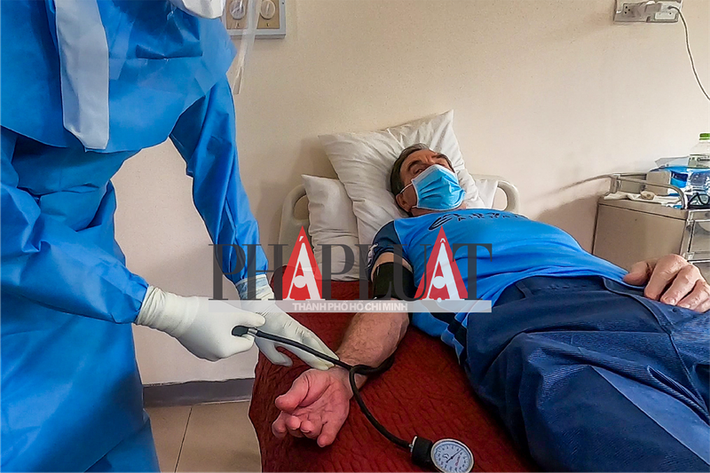 BV Trung ương Huế cơ sở 2 điều trị cho bốn bệnh nhân dương tính, trong đó một bệnh nhân thứ 33 (được phát hiện dương tính tại Quảng Nam nhưng ra Thừa Thiên-Huế điều trị) đã được xuất viện vào trưa 28/3. Ảnh: Pháp Luật TP.HCM.