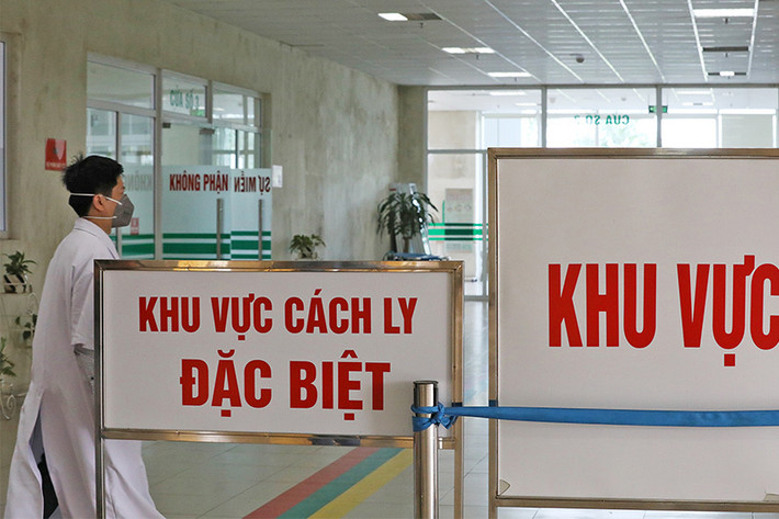 Có 3 bệnh nhân COVID-19 diễn biến rất nặng đang được theo dõi, điều trị tại Khoa Hồi sức tích cực, 6 trường hợp có triệu chứng lâm sàng, diễn biến nhẹ hơn đang nằm ở Khoa Cấp Cứu. Khoảng 60 bệnh nhân còn lại chỉ ho sốt nhẹ hoặc không có triệu chứng đang nằm ở khoa Virus ký sinh trùng. Ảnh: Vietnamnet.