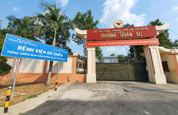 Chính thức hoạt động từ 10/2, Bệnh viện dã chiến Củ Chi trở thành nơi điều trị nhiều bệnh nhân nhiễm COVID-19 nhất tại TP.HCM. Tính đến trưa 1/4, tại đây đã tiếp nhận 27 trường hợp nhiễm COVID-19 và đã chữa khỏi bệnh cho 10 trường hợp. Ngày 1/4, Bệnh viện dã chiến Củ Chi có 3 bệnh nhân được công bố khỏi bệnh gồm: bệnh nhân số 45, 48 và 64. Ảnh: Tổ quốc.
