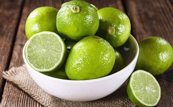 Mỗi ngày, cô dùng hỗn hợp nước ép chanh, siro cây phong và bột ớt cựa gà trước khi ăn và mỗi khi thấy đói. Hỗn hợp này giúp cô giảm từ 3 đến 5kg trong 1 tuần và giúp cô detox cơ thể để có làn da mịn màng, căng bóng. Tuy nhiên, Honey Lee cũng “khuyến cáo” những người mắc bệnh về dạ dày, tiêu hóa thì không nên sử dụng.