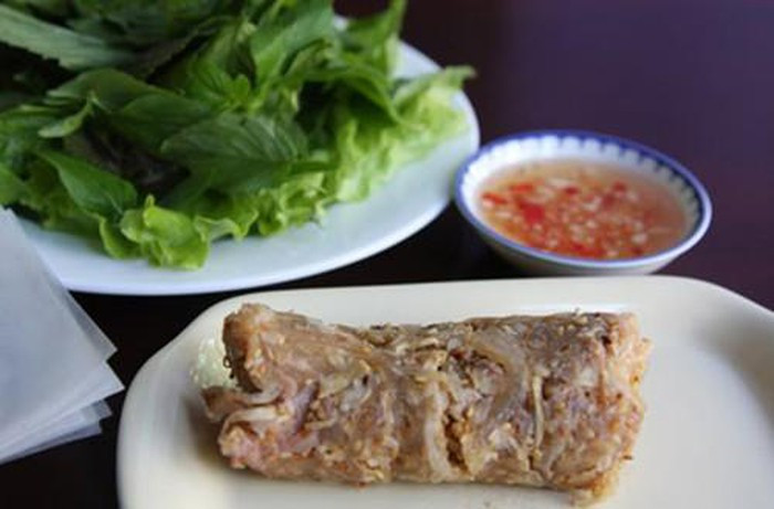 Tré là đặc sản của Huế được làm từ thịt đầu và thịt ba chỉ của heo, cộng với một số loại gia vị như vừng, riềng, sả, thính gạo…chính vì vậy mà nó có đủ vị chua, cay, ngọt, béo,…khiến người ăn sẽ vô cùng thích thú, cứ muốn ăn hoài không ngừng.