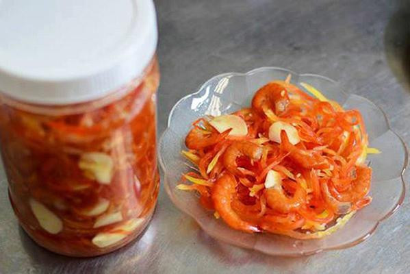 Tôm chua của xứ Huế từ lâu đã có thương hiệu. Ai vào mảnh đất này chơi cũng được nhắn nhủ nhớ mang một lọ tôm chua Huế về làm quà cho gia đình.