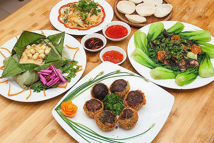 Cơm chay Huế: Nếu bạn muốn có một bữa ăn thanh đạm và để cơ thể được thanh lọc thì hãy thử một bữa cơm chay tại Huế. Các món chay cũng rất đa dạng và phong phú, chỉ từ rau, củ, nấm, đậu phụ… nhưng bạn đã có một bữa cơm đầy đủ và thịnh soạn vô cùng.