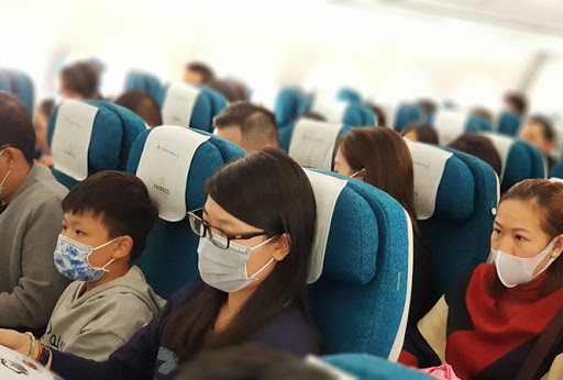 Luôn đeo khẩu trang: Thông thường, bác sĩ chỉ khuyên bạn đeo khẩu trang nếu bạn đang bị bệnh, chăm sóc người bệnh, hoặc bạn là một chuyên viên y tế. Tuy nhiên, khi bắt buộc phải tiếp xúc gần với nhiều người khác trên máy bay, đeo khẩu trang cũng rất có lợi cho bạn.