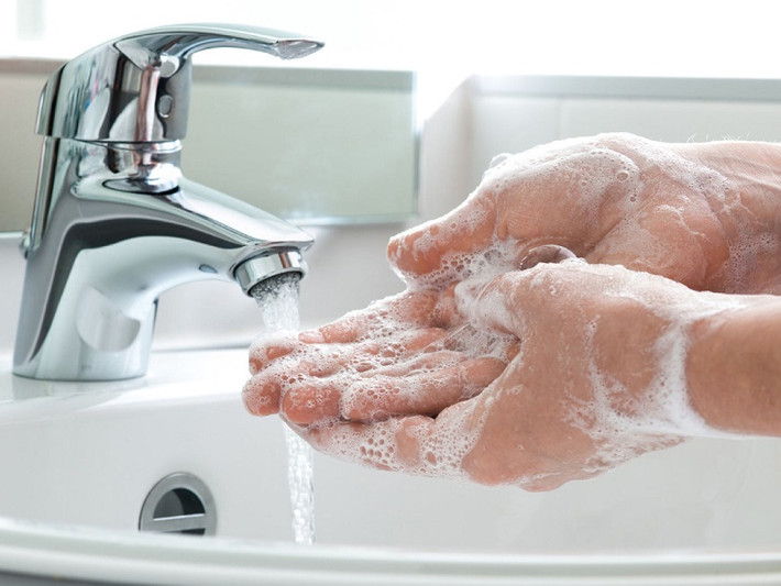 Luôn luôn rửa tay và tránh chạm tay lên mặt và mắt, đó là lời khuyên hàng đầu của bác sĩ. Thao tác này là cách đơn giản để phòng tránh COVID-19 mà có thể tay chúng ta đã tiếp xúc phải ở những nơi công cộng.