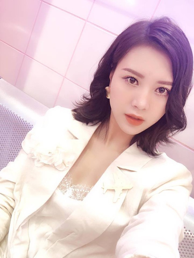 Người đẹp 9X khá chuộng các mẫu trang phục khoe vòng một lấp ló.